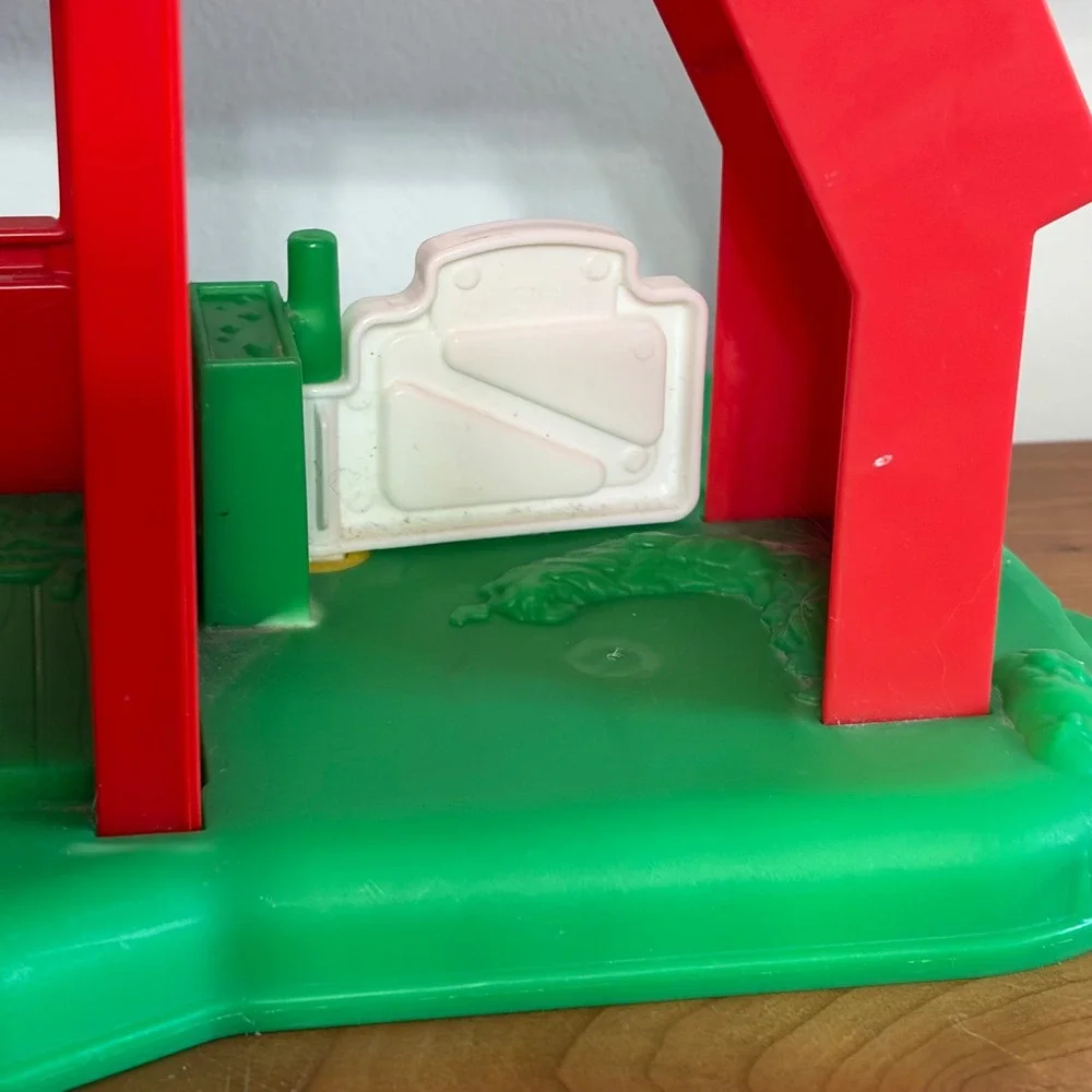 2013 Fisher-Price Little People Animal Fun Sounds Farm Playset Red Barn Y3677